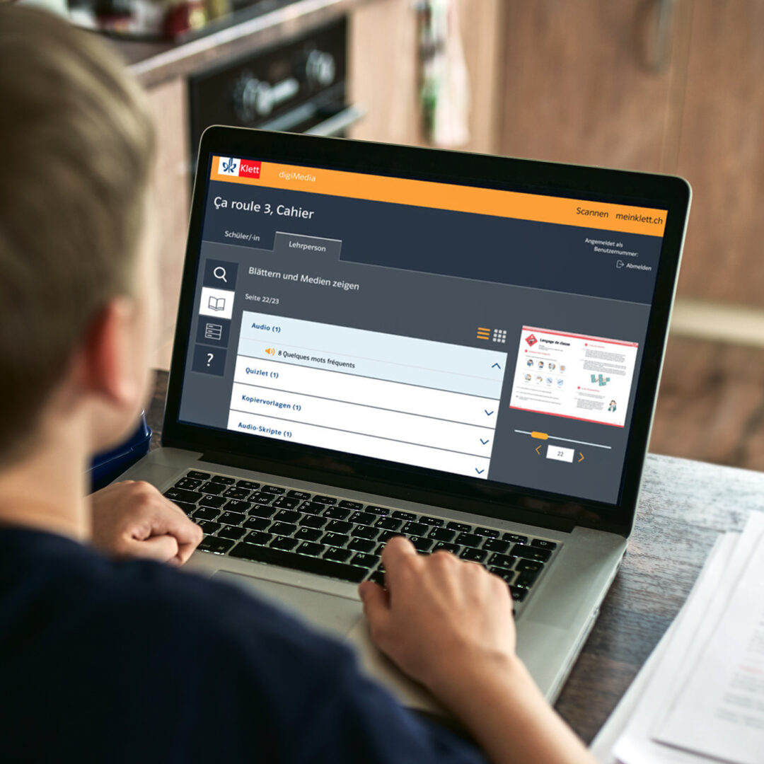 Ein Junge bedient einen Laptop mit geöffneter Mediathek