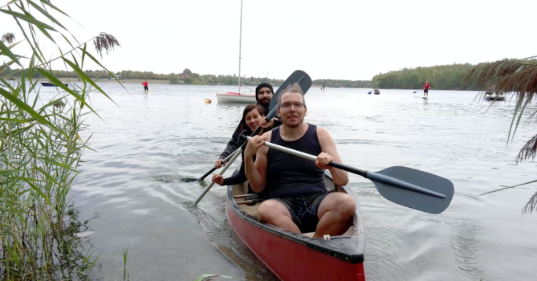 Sebastian Janke beim Kanufahren mit weiteren Teammitgliedern