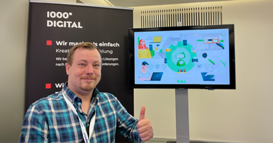 Stephan Böhme vor einem 1000°-Ausstellungsstand